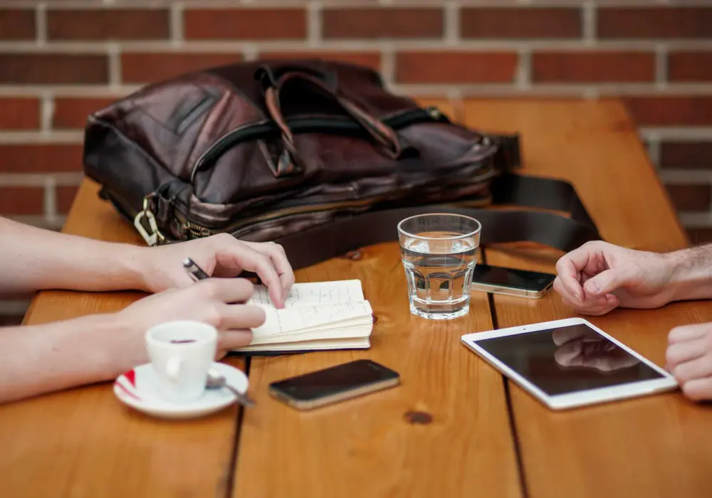 Rapat kerja di meja dengan dokumen